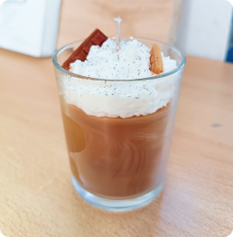 Bougie gourmande dans un verre