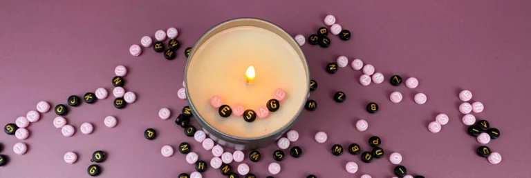 une-bougie-surprise-avec-un-message-caché-à-l'interieur